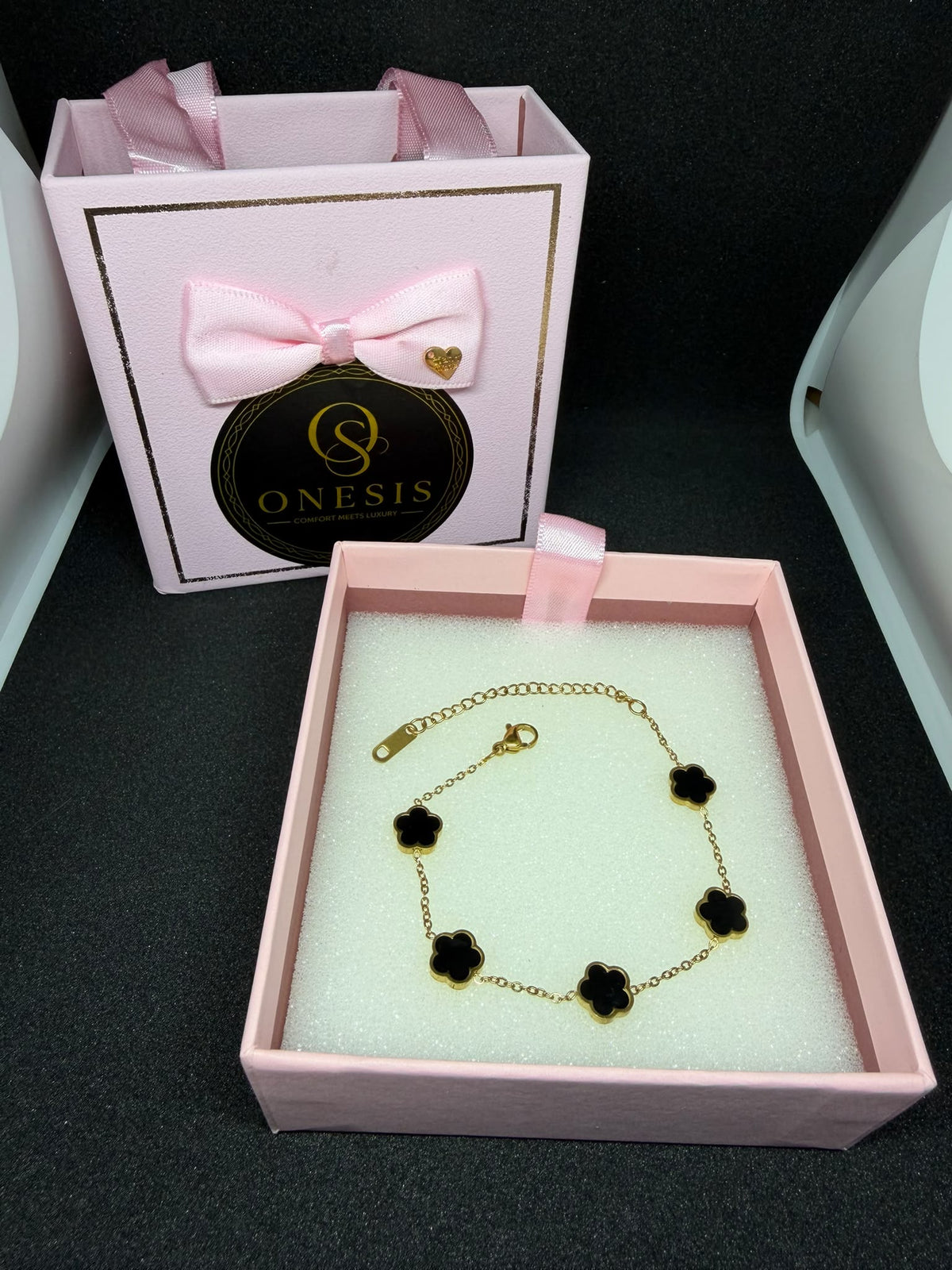 ✨ Brățară „Five Lucky Clovers” – Oțel Placat cu Aur 18K și Onix Negru